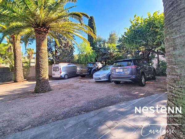 Appartement bas de villa d'environ 78 m² proche plages, avec jardin, terrasses et piscine