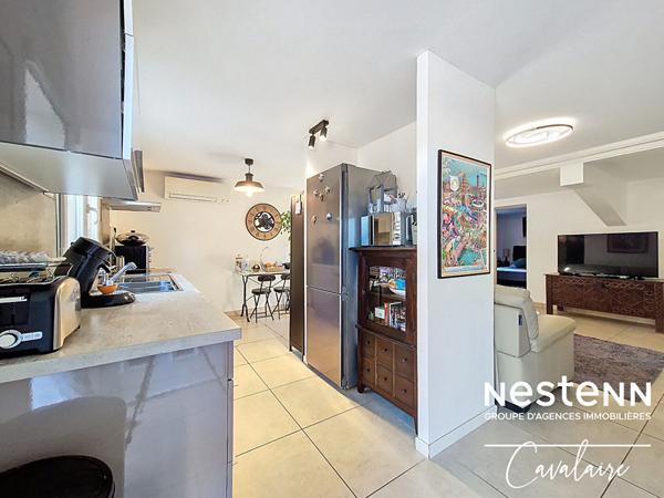 Appartement bas de villa d'environ 78 m² proche plages, avec jardin, terrasses et piscine