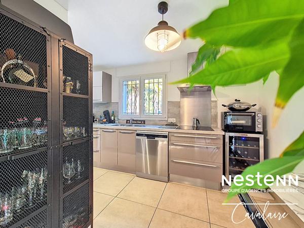 Appartement bas de villa d'environ 78 m² proche plages, avec jardin, terrasses et piscine