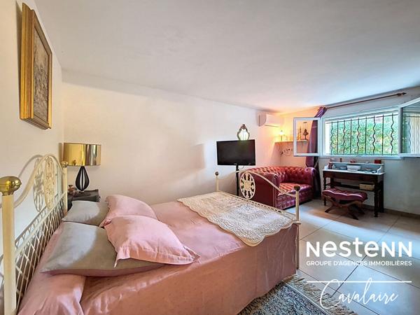 Appartement bas de villa d'environ 78 m² proche plages, avec jardin, terrasses et piscine