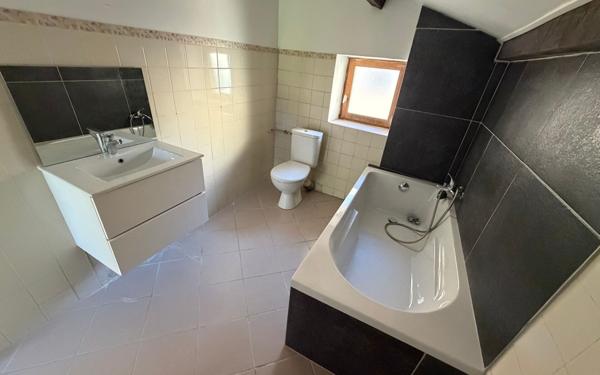 Appartement à louer    3 pièces •  Le Puy-Sainte-Réparade