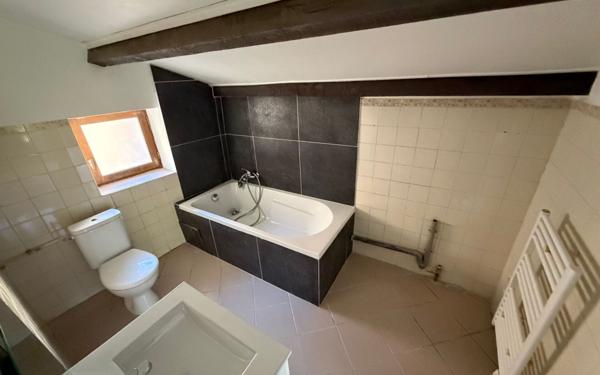 Appartement à louer    3 pièces •  Le Puy-Sainte-Réparade