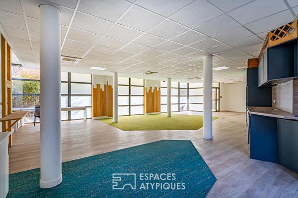 Immeuble individuel modulable avec porche, cour, grand balcon et terrasse