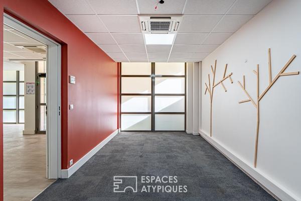 Immeuble individuel modulable avec porche, cour, grand balcon et terrasse