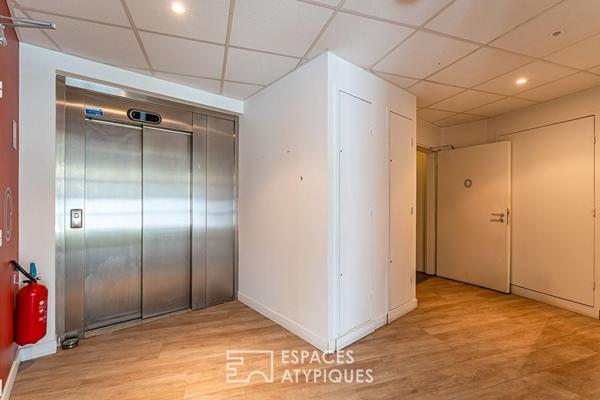 Immeuble individuel modulable avec porche, cour, grand balcon et terrasse