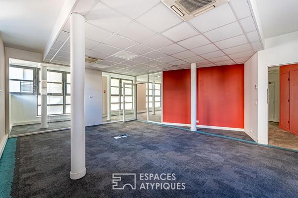 Immeuble individuel modulable avec porche, cour, grand balcon et terrasse