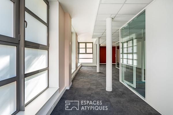 Immeuble individuel modulable avec porche, cour, grand balcon et terrasse