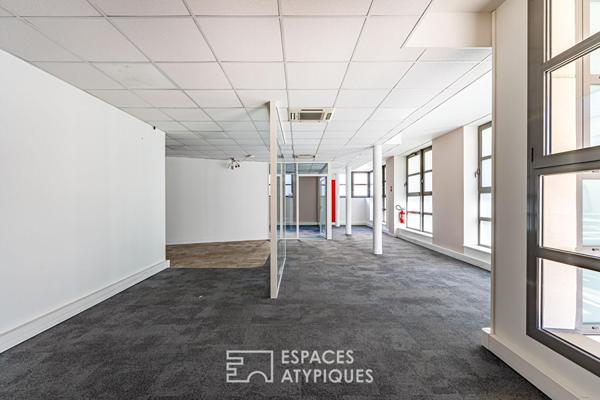 Immeuble individuel modulable avec porche, cour, grand balcon et terrasse