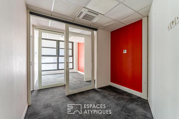 Immeuble individuel modulable avec porche, cour, grand balcon et terrasse