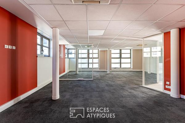 Immeuble individuel modulable avec porche, cour, grand balcon et terrasse