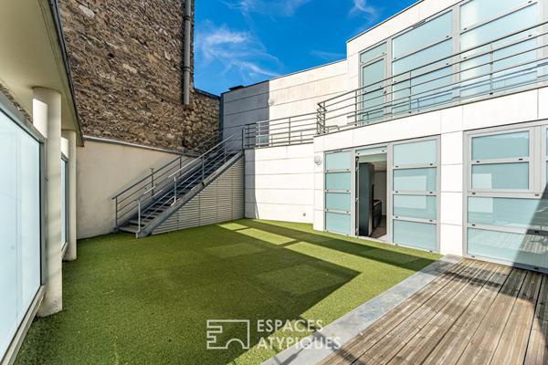Immeuble individuel modulable avec porche, cour, grand balcon et terrasse