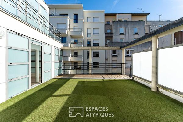 Immeuble individuel modulable avec porche, cour, grand balcon et terrasse