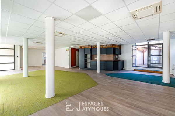 Immeuble individuel modulable avec porche, cour, grand balcon et terrasse