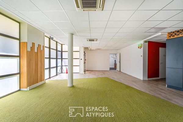 Immeuble individuel modulable avec porche, cour, grand balcon et terrasse