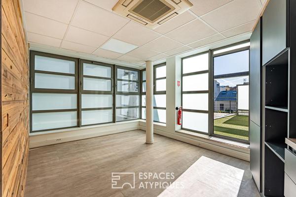 Immeuble individuel modulable avec porche, cour, grand balcon et terrasse