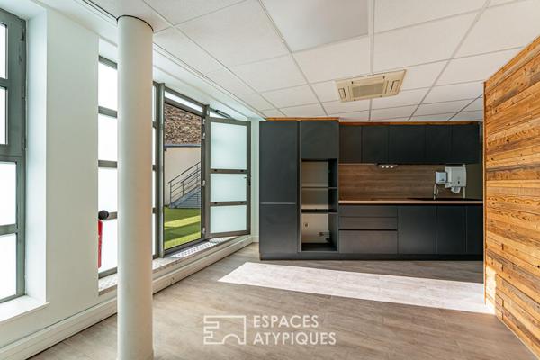 Immeuble individuel modulable avec porche, cour, grand balcon et terrasse