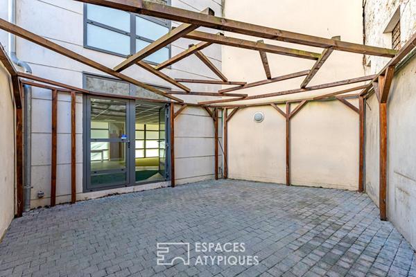 Immeuble individuel modulable avec porche, cour, grand balcon et terrasse