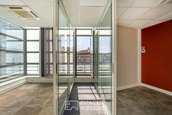 Immeuble individuel modulable avec porche, cour, grand balcon et terrasse