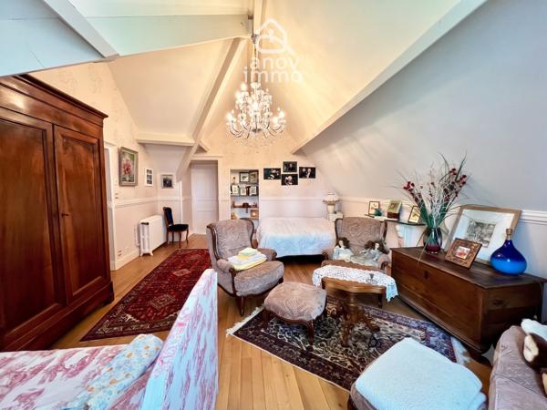 Propriete
                                                                                                                                                                                                                                                                                                                        8 pièce(s)                                                                                                                                                                                                          4 chambre(s)                                                                                                                                                                                                          521  m²