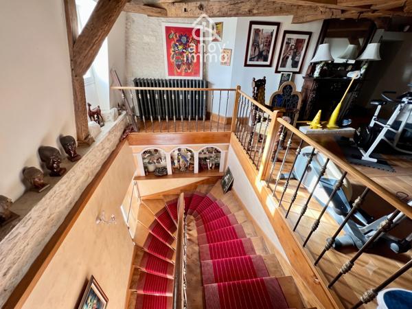 Propriete
                                                                                                                                                                                                                                                                                                                        8 pièce(s)                                                                                                                                                                                                          4 chambre(s)                                                                                                                                                                                                          521  m²