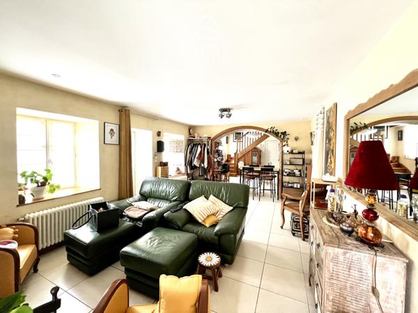 Propriete
                                                                                                                                                                                                                                                                                                                        8 pièce(s)                                                                                                                                                                                                          4 chambre(s)                                                                                                                                                                                                          521  m²