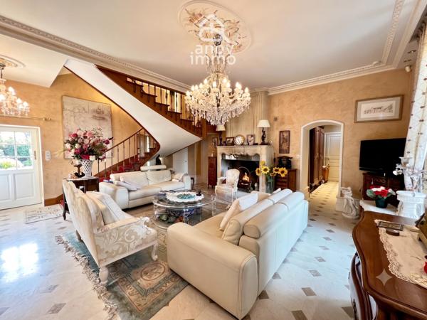 Propriete
                                                                                                                                                                                                                                                                                                                        8 pièce(s)                                                                                                                                                                                                          4 chambre(s)                                                                                                                                                                                                          521  m²