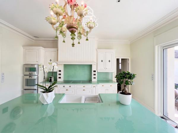 Propriete
                                                                                                                                                                                                                                                                                                                        8 pièce(s)                                                                                                                                                                                                          4 chambre(s)                                                                                                                                                                                                          521  m²