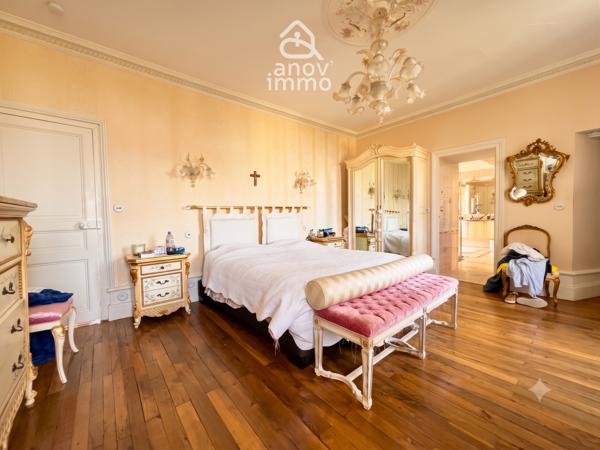 Propriete
                                                                                                                                                                                                                                                                                                                        8 pièce(s)                                                                                                                                                                                                          4 chambre(s)                                                                                                                                                                                                          521  m²