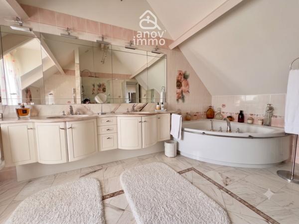 Propriete
                                                                                                                                                                                                                                                                                                                        8 pièce(s)                                                                                                                                                                                                          4 chambre(s)                                                                                                                                                                                                          521  m²