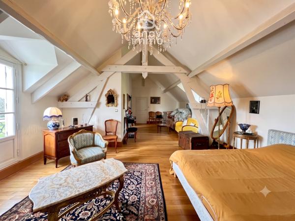 Propriete
                                                                                                                                                                                                                                                                                                                        8 pièce(s)                                                                                                                                                                                                          4 chambre(s)                                                                                                                                                                                                          521  m²