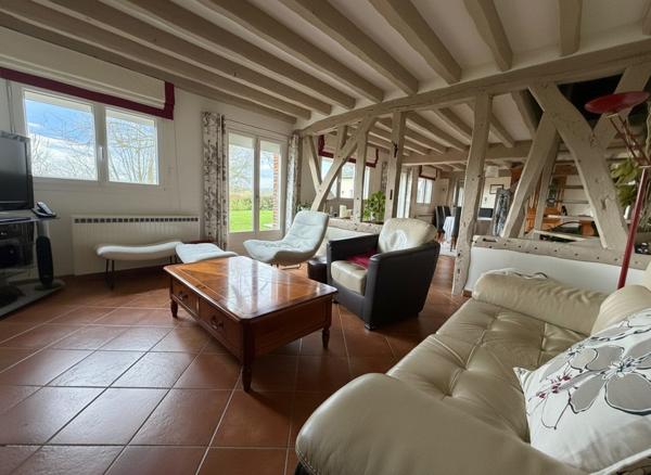 Maison lumineuse avec espace extérieur généreux