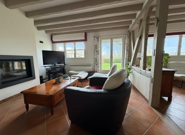 Maison lumineuse avec espace extérieur généreux