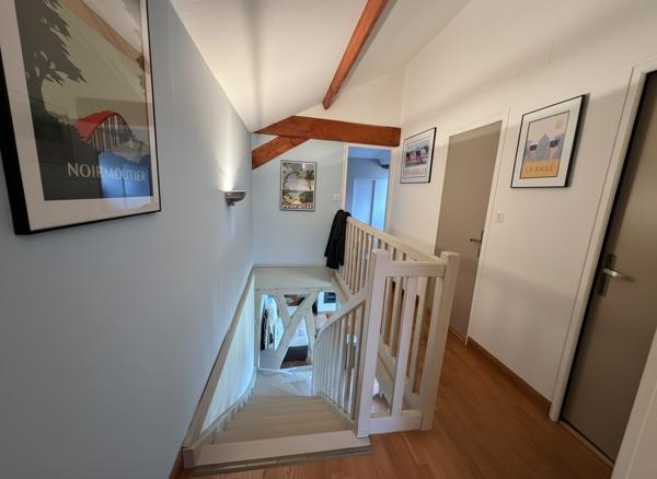 Maison lumineuse avec espace extérieur généreux