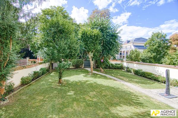 Versailles Notre-Dame Parc Appartement 4 pièces en duplex de 116m² avec petite terrasse €850 000 ** - Référence 25901