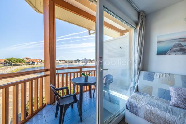 Venez découvrir ce magnifique appartement en duplex d’environ 41,5 m² habitables (43 m² environ en surface au sol), offrant une vue exceptionnelle sur le lac marin de Vieux-Boucau. 

Vendu meublé et entièrement équipé, il se compose, au rez-de-chaussée, d’une belle pièce de vie avec cuisine ouverte donnant directement sur la loggia, ainsi que d’une chambre et d’une salle d’eau.
A l’étage, une seconde chambre avec placards et une salle de bain viennent compléter ce bien.

Situé au sein d’une résidence sécurisée face au lac, vous profiterez de nombreux équipements mis à votre disposition : piscines, pataugeoires, laverie, aire de jeux pour enfants, local à vélos et emplacements de parking.

À noter : l’entretien de la résidence ainsi que l’eau et l’électricité sont compris dans les charges.

Idéal pour des vacances en famille ou encore pour un investissement locatif, cet appartement offre un véritable mode de vie "tout à pied". 
Les commerces sont accessibles par la voie piétonne, la plage se trouve à proximité et vous bénéficierez d’un réseau de pistes cyclables particulièrement développé.

Un bien idéal pour profiter pleinement du cadre exceptionnel de Vieux-Boucau, entre lac, plage et nature.