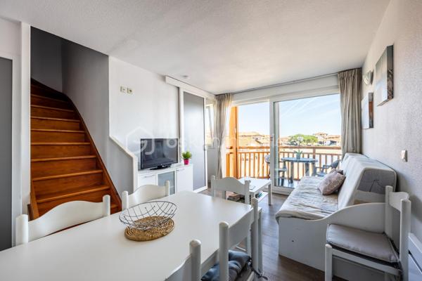 Venez découvrir ce magnifique appartement en duplex d’environ 41,5 m² habitables (43 m² environ en surface au sol), offrant une vue exceptionnelle sur le lac marin de Vieux-Boucau. 

Vendu meublé et entièrement équipé, il se compose, au rez-de-chaussée, d’une belle pièce de vie avec cuisine ouverte donnant directement sur la loggia, ainsi que d’une chambre et d’une salle d’eau.
A l’étage, une seconde chambre avec placards et une salle de bain viennent compléter ce bien.

Situé au sein d’une résidence sécurisée face au lac, vous profiterez de nombreux équipements mis à votre disposition : piscines, pataugeoires, laverie, aire de jeux pour enfants, local à vélos et emplacements de parking.

À noter : l’entretien de la résidence ainsi que l’eau et l’électricité sont compris dans les charges.

Idéal pour des vacances en famille ou encore pour un investissement locatif, cet appartement offre un véritable mode de vie "tout à pied". 
Les commerces sont accessibles par la voie piétonne, la plage se trouve à proximité et vous bénéficierez d’un réseau de pistes cyclables particulièrement développé.

Un bien idéal pour profiter pleinement du cadre exceptionnel de Vieux-Boucau, entre lac, plage et nature.