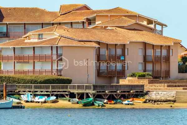 Venez découvrir ce magnifique appartement en duplex d’environ 41,5 m² habitables (43 m² environ en surface au sol), offrant une vue exceptionnelle sur le lac marin de Vieux-Boucau. 

Vendu meublé et entièrement équipé, il se compose, au rez-de-chaussée, d’une belle pièce de vie avec cuisine ouverte donnant directement sur la loggia, ainsi que d’une chambre et d’une salle d’eau.
A l’étage, une seconde chambre avec placards et une salle de bain viennent compléter ce bien.

Situé au sein d’une résidence sécurisée face au lac, vous profiterez de nombreux équipements mis à votre disposition : piscines, pataugeoires, laverie, aire de jeux pour enfants, local à vélos et emplacements de parking.

À noter : l’entretien de la résidence ainsi que l’eau et l’électricité sont compris dans les charges.

Idéal pour des vacances en famille ou encore pour un investissement locatif, cet appartement offre un véritable mode de vie "tout à pied". 
Les commerces sont accessibles par la voie piétonne, la plage se trouve à proximité et vous bénéficierez d’un réseau de pistes cyclables particulièrement développé.

Un bien idéal pour profiter pleinement du cadre exceptionnel de Vieux-Boucau, entre lac, plage et nature.