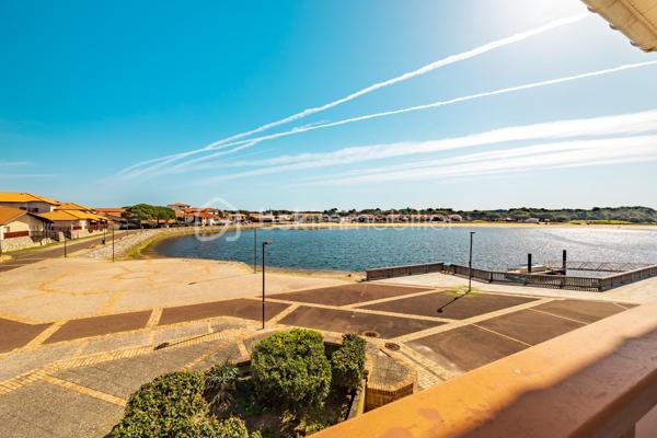 Venez découvrir ce magnifique appartement en duplex d’environ 41,5 m² habitables (43 m² environ en surface au sol), offrant une vue exceptionnelle sur le lac marin de Vieux-Boucau. 

Vendu meublé et entièrement équipé, il se compose, au rez-de-chaussée, d’une belle pièce de vie avec cuisine ouverte donnant directement sur la loggia, ainsi que d’une chambre et d’une salle d’eau.
A l’étage, une seconde chambre avec placards et une salle de bain viennent compléter ce bien.

Situé au sein d’une résidence sécurisée face au lac, vous profiterez de nombreux équipements mis à votre disposition : piscines, pataugeoires, laverie, aire de jeux pour enfants, local à vélos et emplacements de parking.

À noter : l’entretien de la résidence ainsi que l’eau et l’électricité sont compris dans les charges.

Idéal pour des vacances en famille ou encore pour un investissement locatif, cet appartement offre un véritable mode de vie "tout à pied". 
Les commerces sont accessibles par la voie piétonne, la plage se trouve à proximité et vous bénéficierez d’un réseau de pistes cyclables particulièrement développé.

Un bien idéal pour profiter pleinement du cadre exceptionnel de Vieux-Boucau, entre lac, plage et nature.