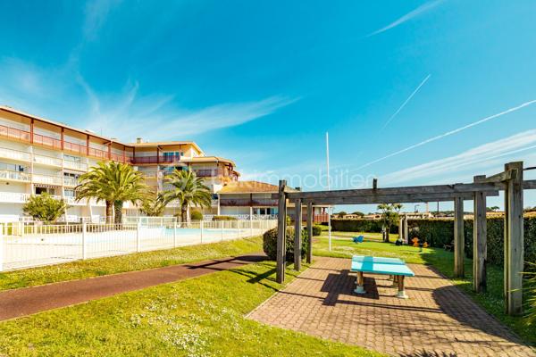 Venez découvrir ce magnifique appartement en duplex d’environ 41,5 m² habitables (43 m² environ en surface au sol), offrant une vue exceptionnelle sur le lac marin de Vieux-Boucau. 

Vendu meublé et entièrement équipé, il se compose, au rez-de-chaussée, d’une belle pièce de vie avec cuisine ouverte donnant directement sur la loggia, ainsi que d’une chambre et d’une salle d’eau.
A l’étage, une seconde chambre avec placards et une salle de bain viennent compléter ce bien.

Situé au sein d’une résidence sécurisée face au lac, vous profiterez de nombreux équipements mis à votre disposition : piscines, pataugeoires, laverie, aire de jeux pour enfants, local à vélos et emplacements de parking.

À noter : l’entretien de la résidence ainsi que l’eau et l’électricité sont compris dans les charges.

Idéal pour des vacances en famille ou encore pour un investissement locatif, cet appartement offre un véritable mode de vie "tout à pied". 
Les commerces sont accessibles par la voie piétonne, la plage se trouve à proximité et vous bénéficierez d’un réseau de pistes cyclables particulièrement développé.

Un bien idéal pour profiter pleinement du cadre exceptionnel de Vieux-Boucau, entre lac, plage et nature.