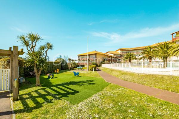 Venez découvrir ce magnifique appartement en duplex d’environ 41,5 m² habitables (43 m² environ en surface au sol), offrant une vue exceptionnelle sur le lac marin de Vieux-Boucau. 

Vendu meublé et entièrement équipé, il se compose, au rez-de-chaussée, d’une belle pièce de vie avec cuisine ouverte donnant directement sur la loggia, ainsi que d’une chambre et d’une salle d’eau.
A l’étage, une seconde chambre avec placards et une salle de bain viennent compléter ce bien.

Situé au sein d’une résidence sécurisée face au lac, vous profiterez de nombreux équipements mis à votre disposition : piscines, pataugeoires, laverie, aire de jeux pour enfants, local à vélos et emplacements de parking.

À noter : l’entretien de la résidence ainsi que l’eau et l’électricité sont compris dans les charges.

Idéal pour des vacances en famille ou encore pour un investissement locatif, cet appartement offre un véritable mode de vie "tout à pied". 
Les commerces sont accessibles par la voie piétonne, la plage se trouve à proximité et vous bénéficierez d’un réseau de pistes cyclables particulièrement développé.

Un bien idéal pour profiter pleinement du cadre exceptionnel de Vieux-Boucau, entre lac, plage et nature.