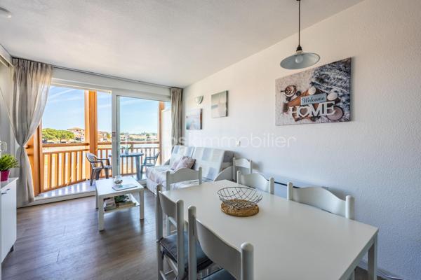 Venez découvrir ce magnifique appartement en duplex d’environ 41,5 m² habitables (43 m² environ en surface au sol), offrant une vue exceptionnelle sur le lac marin de Vieux-Boucau. 

Vendu meublé et entièrement équipé, il se compose, au rez-de-chaussée, d’une belle pièce de vie avec cuisine ouverte donnant directement sur la loggia, ainsi que d’une chambre et d’une salle d’eau.
A l’étage, une seconde chambre avec placards et une salle de bain viennent compléter ce bien.

Situé au sein d’une résidence sécurisée face au lac, vous profiterez de nombreux équipements mis à votre disposition : piscines, pataugeoires, laverie, aire de jeux pour enfants, local à vélos et emplacements de parking.

À noter : l’entretien de la résidence ainsi que l’eau et l’électricité sont compris dans les charges.

Idéal pour des vacances en famille ou encore pour un investissement locatif, cet appartement offre un véritable mode de vie "tout à pied". 
Les commerces sont accessibles par la voie piétonne, la plage se trouve à proximité et vous bénéficierez d’un réseau de pistes cyclables particulièrement développé.

Un bien idéal pour profiter pleinement du cadre exceptionnel de Vieux-Boucau, entre lac, plage et nature.