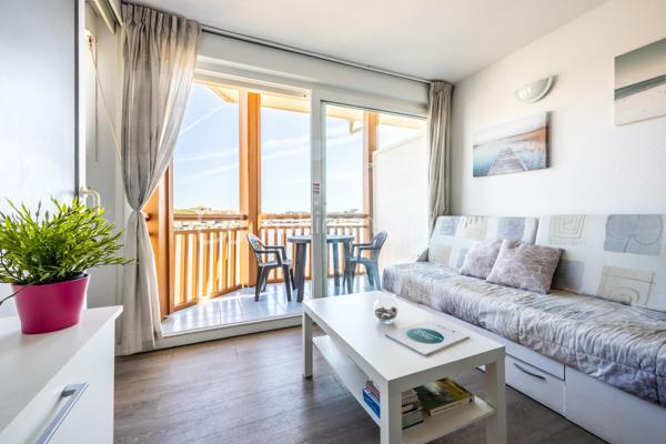 Venez découvrir ce magnifique appartement en duplex d’environ 41,5 m² habitables (43 m² environ en surface au sol), offrant une vue exceptionnelle sur le lac marin de Vieux-Boucau. 

Vendu meublé et entièrement équipé, il se compose, au rez-de-chaussée, d’une belle pièce de vie avec cuisine ouverte donnant directement sur la loggia, ainsi que d’une chambre et d’une salle d’eau.
A l’étage, une seconde chambre avec placards et une salle de bain viennent compléter ce bien.

Situé au sein d’une résidence sécurisée face au lac, vous profiterez de nombreux équipements mis à votre disposition : piscines, pataugeoires, laverie, aire de jeux pour enfants, local à vélos et emplacements de parking.

À noter : l’entretien de la résidence ainsi que l’eau et l’électricité sont compris dans les charges.

Idéal pour des vacances en famille ou encore pour un investissement locatif, cet appartement offre un véritable mode de vie "tout à pied". 
Les commerces sont accessibles par la voie piétonne, la plage se trouve à proximité et vous bénéficierez d’un réseau de pistes cyclables particulièrement développé.

Un bien idéal pour profiter pleinement du cadre exceptionnel de Vieux-Boucau, entre lac, plage et nature.