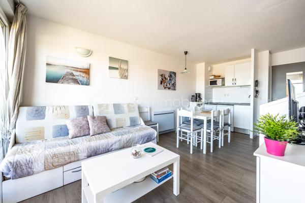 Venez découvrir ce magnifique appartement en duplex d’environ 41,5 m² habitables (43 m² environ en surface au sol), offrant une vue exceptionnelle sur le lac marin de Vieux-Boucau. 

Vendu meublé et entièrement équipé, il se compose, au rez-de-chaussée, d’une belle pièce de vie avec cuisine ouverte donnant directement sur la loggia, ainsi que d’une chambre et d’une salle d’eau.
A l’étage, une seconde chambre avec placards et une salle de bain viennent compléter ce bien.

Situé au sein d’une résidence sécurisée face au lac, vous profiterez de nombreux équipements mis à votre disposition : piscines, pataugeoires, laverie, aire de jeux pour enfants, local à vélos et emplacements de parking.

À noter : l’entretien de la résidence ainsi que l’eau et l’électricité sont compris dans les charges.

Idéal pour des vacances en famille ou encore pour un investissement locatif, cet appartement offre un véritable mode de vie "tout à pied". 
Les commerces sont accessibles par la voie piétonne, la plage se trouve à proximité et vous bénéficierez d’un réseau de pistes cyclables particulièrement développé.

Un bien idéal pour profiter pleinement du cadre exceptionnel de Vieux-Boucau, entre lac, plage et nature.