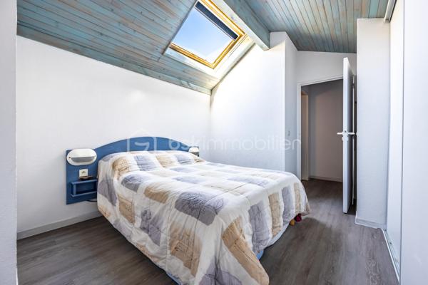 Venez découvrir ce magnifique appartement en duplex d’environ 41,5 m² habitables (43 m² environ en surface au sol), offrant une vue exceptionnelle sur le lac marin de Vieux-Boucau. 

Vendu meublé et entièrement équipé, il se compose, au rez-de-chaussée, d’une belle pièce de vie avec cuisine ouverte donnant directement sur la loggia, ainsi que d’une chambre et d’une salle d’eau.
A l’étage, une seconde chambre avec placards et une salle de bain viennent compléter ce bien.

Situé au sein d’une résidence sécurisée face au lac, vous profiterez de nombreux équipements mis à votre disposition : piscines, pataugeoires, laverie, aire de jeux pour enfants, local à vélos et emplacements de parking.

À noter : l’entretien de la résidence ainsi que l’eau et l’électricité sont compris dans les charges.

Idéal pour des vacances en famille ou encore pour un investissement locatif, cet appartement offre un véritable mode de vie "tout à pied". 
Les commerces sont accessibles par la voie piétonne, la plage se trouve à proximité et vous bénéficierez d’un réseau de pistes cyclables particulièrement développé.

Un bien idéal pour profiter pleinement du cadre exceptionnel de Vieux-Boucau, entre lac, plage et nature.