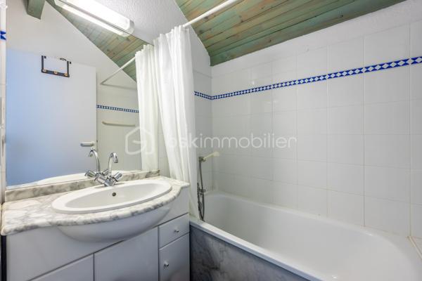 Venez découvrir ce magnifique appartement en duplex d’environ 41,5 m² habitables (43 m² environ en surface au sol), offrant une vue exceptionnelle sur le lac marin de Vieux-Boucau. 

Vendu meublé et entièrement équipé, il se compose, au rez-de-chaussée, d’une belle pièce de vie avec cuisine ouverte donnant directement sur la loggia, ainsi que d’une chambre et d’une salle d’eau.
A l’étage, une seconde chambre avec placards et une salle de bain viennent compléter ce bien.

Situé au sein d’une résidence sécurisée face au lac, vous profiterez de nombreux équipements mis à votre disposition : piscines, pataugeoires, laverie, aire de jeux pour enfants, local à vélos et emplacements de parking.

À noter : l’entretien de la résidence ainsi que l’eau et l’électricité sont compris dans les charges.

Idéal pour des vacances en famille ou encore pour un investissement locatif, cet appartement offre un véritable mode de vie "tout à pied". 
Les commerces sont accessibles par la voie piétonne, la plage se trouve à proximité et vous bénéficierez d’un réseau de pistes cyclables particulièrement développé.

Un bien idéal pour profiter pleinement du cadre exceptionnel de Vieux-Boucau, entre lac, plage et nature.