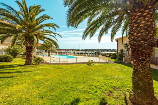 Venez découvrir ce magnifique appartement en duplex d’environ 41,5 m² habitables (43 m² environ en surface au sol), offrant une vue exceptionnelle sur le lac marin de Vieux-Boucau. 

Vendu meublé et entièrement équipé, il se compose, au rez-de-chaussée, d’une belle pièce de vie avec cuisine ouverte donnant directement sur la loggia, ainsi que d’une chambre et d’une salle d’eau.
A l’étage, une seconde chambre avec placards et une salle de bain viennent compléter ce bien.

Situé au sein d’une résidence sécurisée face au lac, vous profiterez de nombreux équipements mis à votre disposition : piscines, pataugeoires, laverie, aire de jeux pour enfants, local à vélos et emplacements de parking.

À noter : l’entretien de la résidence ainsi que l’eau et l’électricité sont compris dans les charges.

Idéal pour des vacances en famille ou encore pour un investissement locatif, cet appartement offre un véritable mode de vie "tout à pied". 
Les commerces sont accessibles par la voie piétonne, la plage se trouve à proximité et vous bénéficierez d’un réseau de pistes cyclables particulièrement développé.

Un bien idéal pour profiter pleinement du cadre exceptionnel de Vieux-Boucau, entre lac, plage et nature.