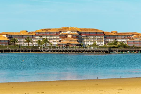 Venez découvrir ce magnifique appartement en duplex d’environ 41,5 m² habitables (43 m² environ en surface au sol), offrant une vue exceptionnelle sur le lac marin de Vieux-Boucau. 

Vendu meublé et entièrement équipé, il se compose, au rez-de-chaussée, d’une belle pièce de vie avec cuisine ouverte donnant directement sur la loggia, ainsi que d’une chambre et d’une salle d’eau.
A l’étage, une seconde chambre avec placards et une salle de bain viennent compléter ce bien.

Situé au sein d’une résidence sécurisée face au lac, vous profiterez de nombreux équipements mis à votre disposition : piscines, pataugeoires, laverie, aire de jeux pour enfants, local à vélos et emplacements de parking.

À noter : l’entretien de la résidence ainsi que l’eau et l’électricité sont compris dans les charges.

Idéal pour des vacances en famille ou encore pour un investissement locatif, cet appartement offre un véritable mode de vie "tout à pied". 
Les commerces sont accessibles par la voie piétonne, la plage se trouve à proximité et vous bénéficierez d’un réseau de pistes cyclables particulièrement développé.

Un bien idéal pour profiter pleinement du cadre exceptionnel de Vieux-Boucau, entre lac, plage et nature.