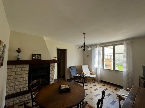 Commerces et école à pied.