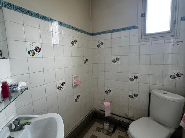 Commerces et école à pied.