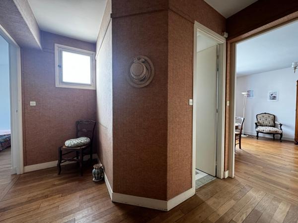 Commerces et école à pied.